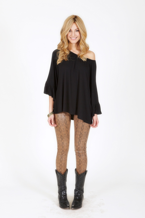 2tee Couture snakeskin leggings and oversized ruffle top